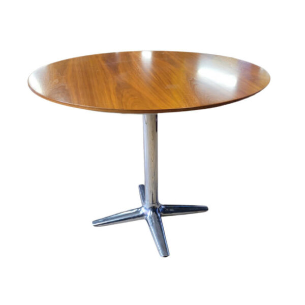 Nienkämper 36" Round Table Gateway™ Conference tables are carefully proportioned with simple design and clean lines that are synonymous with Busk + Hertzog's design aesthetic. ** 3 Available ** 36" diameter table top Polished chrome base